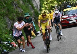 Tadej Pogacar arranca a 5,3 kilómetros de la meta y suelta a Jonas Vingegaard en Plateau de Beille.