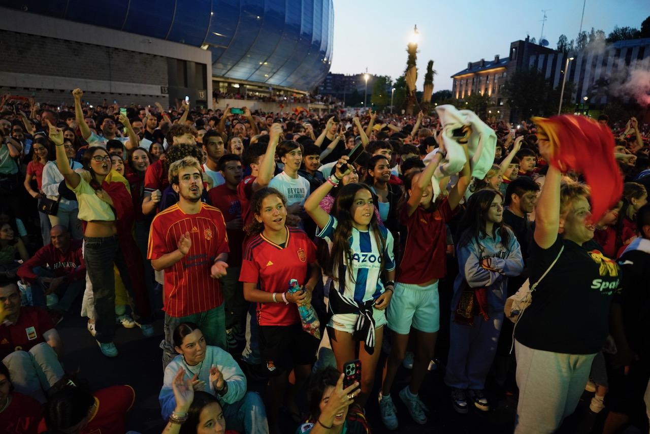 Las imágenes del ambiente para ver la final de la Eurocopa en Anoeta