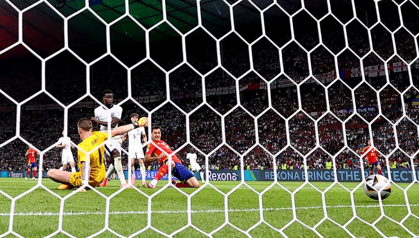 El histórico gol de Mikel Oyarzabal fotograma a fotograma