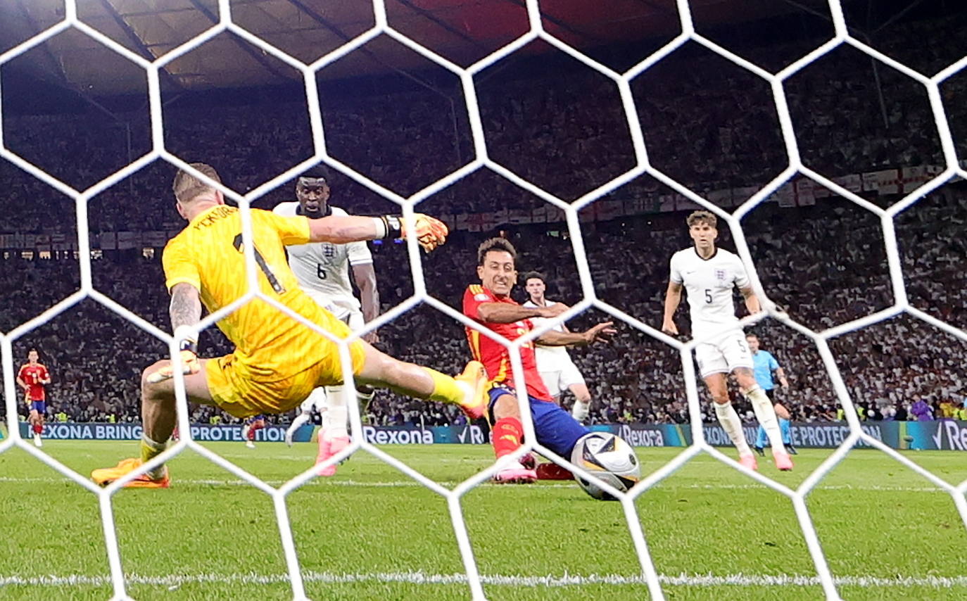 El histórico gol de Mikel Oyarzabal fotograma a fotograma