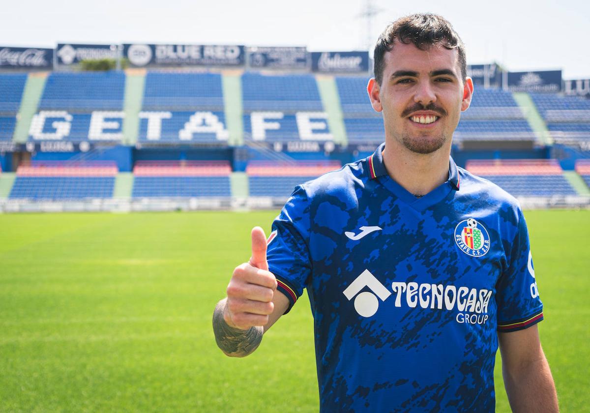 Sola posa con la camiseta del Getafe.