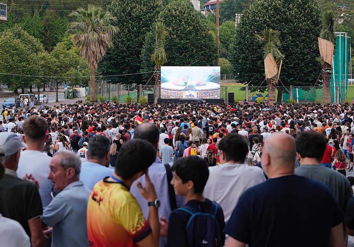 Cientos de guipuzcoanos disfrutaron anoche del partido en directo desde la pantalla ubicada en el miniestadio de Anoeta.