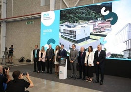 Imanol Pradales, en el centro de la imagen, durante el acto de inauguración del edificio Hirekin de Mondragon Unibertsitatea.