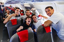 Martin Zubimendi, Robin Le Normand, Alex Remiro, Mikel Merino y Mikel Oyarzabal en el avión de vuelta tras proclamarse campeones de la Eurocopa.