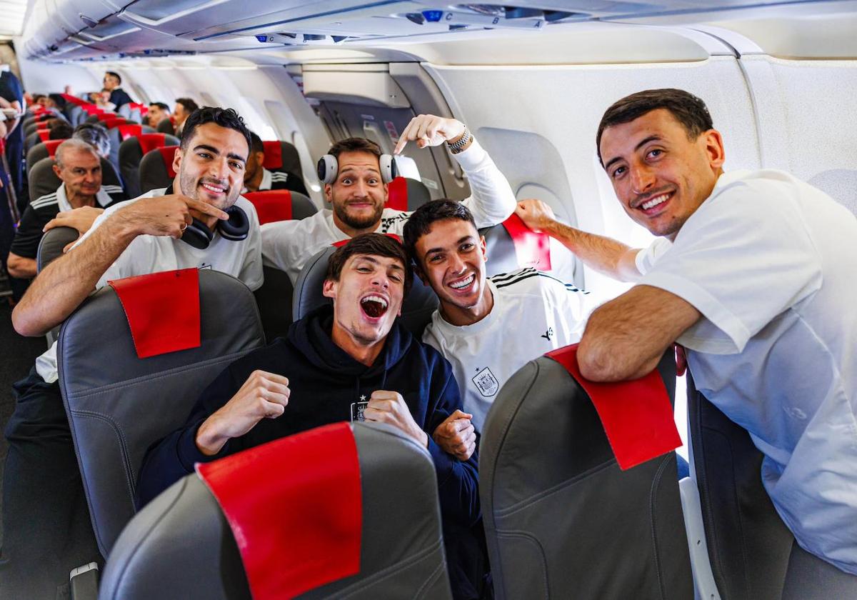 Martin Zubimendi, Robin Le Normand, Alex Remiro, Mikel Merino y Mikel Oyarzabal en el avión de vuelta tras proclamarse campeones de la Eurocopa.