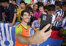 Aritz Elustondo se saca una foto con los aficionados que acudieron este lunes al entrenamiento de la Real Sociedad en Zubieta.