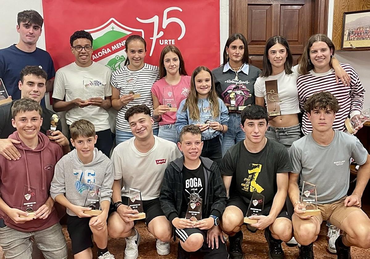 Los futbolistas agraciados ( no están todos), con los trofeos en la sociedad Larrain gain.