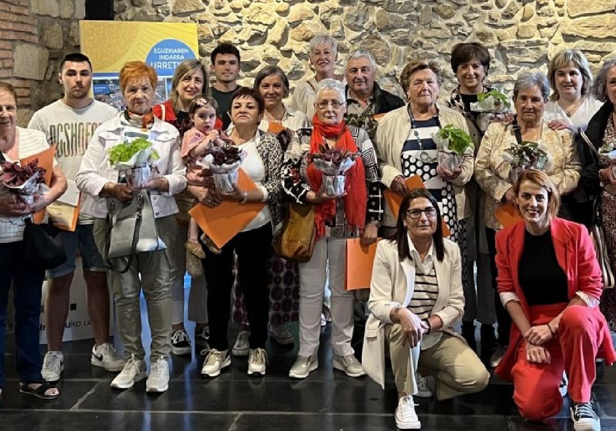 Los premiados, junto a Arantxa González yMaialen Fidalgo en el Portalón.