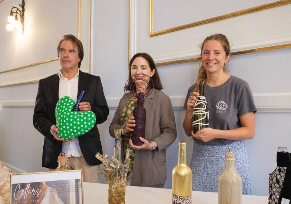 Elena Arzak y Helena Ruiz de Azúa, con las botellas.