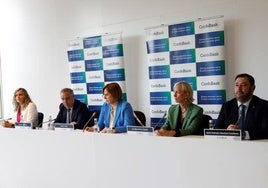 De izquierda a derecha, Isabel Busto, presidenta de Adegi; Eduardo Aretxaga, director general de Confebask; Tamara Yagüe, presidenta de Confebask; Carolina Pérez Toledo, presidenta de Cebek, y Juan Antonio Sánchez Corchero, presidenta de SEA Empresas Alavesas, durante la presentación del informe en Bilbao.