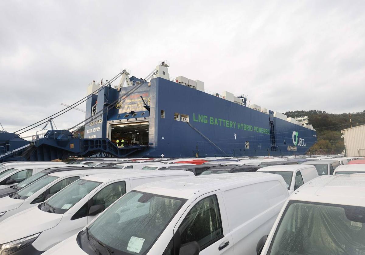 Llegada de un barco al puerto de Pasaia para recoger vehículos.