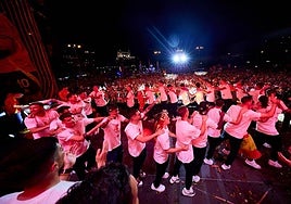 Los 27 jugadores disfrutaron sobre el escenario con música, baile y Morata como maetro de ceremonias.