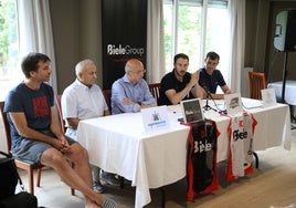 Instituciones, responsables de Biele Group y representantes del Iraurgi, durante la presentación.