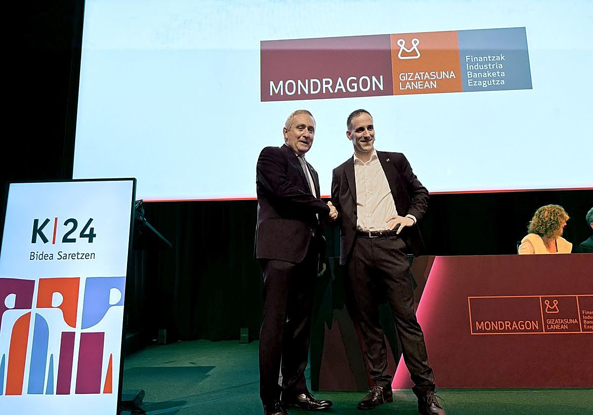 Iñigo Ucín y Pello Rodríguez han escenificado este miércoles en el congreso del grupo el relevo en la presidencia de Mondragon.