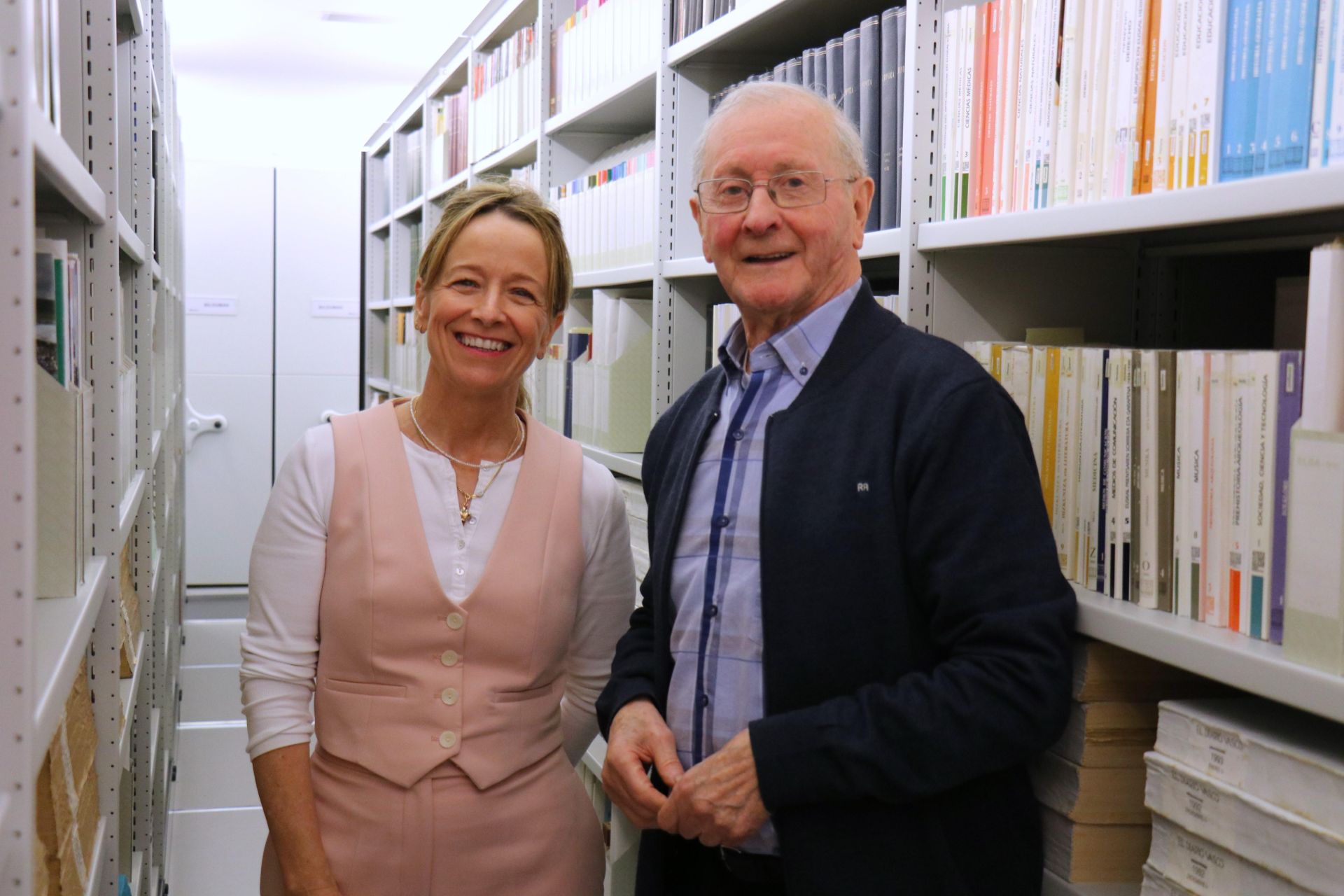 Eider Mendoza eta Juan Joxe Agirre fraide beneditarra, Lazkaon egindako topaketan.