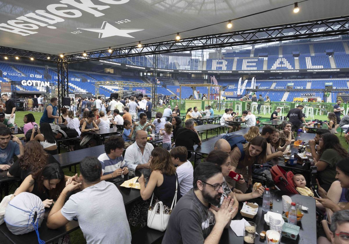 Decenas de personas durante el primer día de The Champions Burger en San Sebastián sobre el césped de Anoeta.