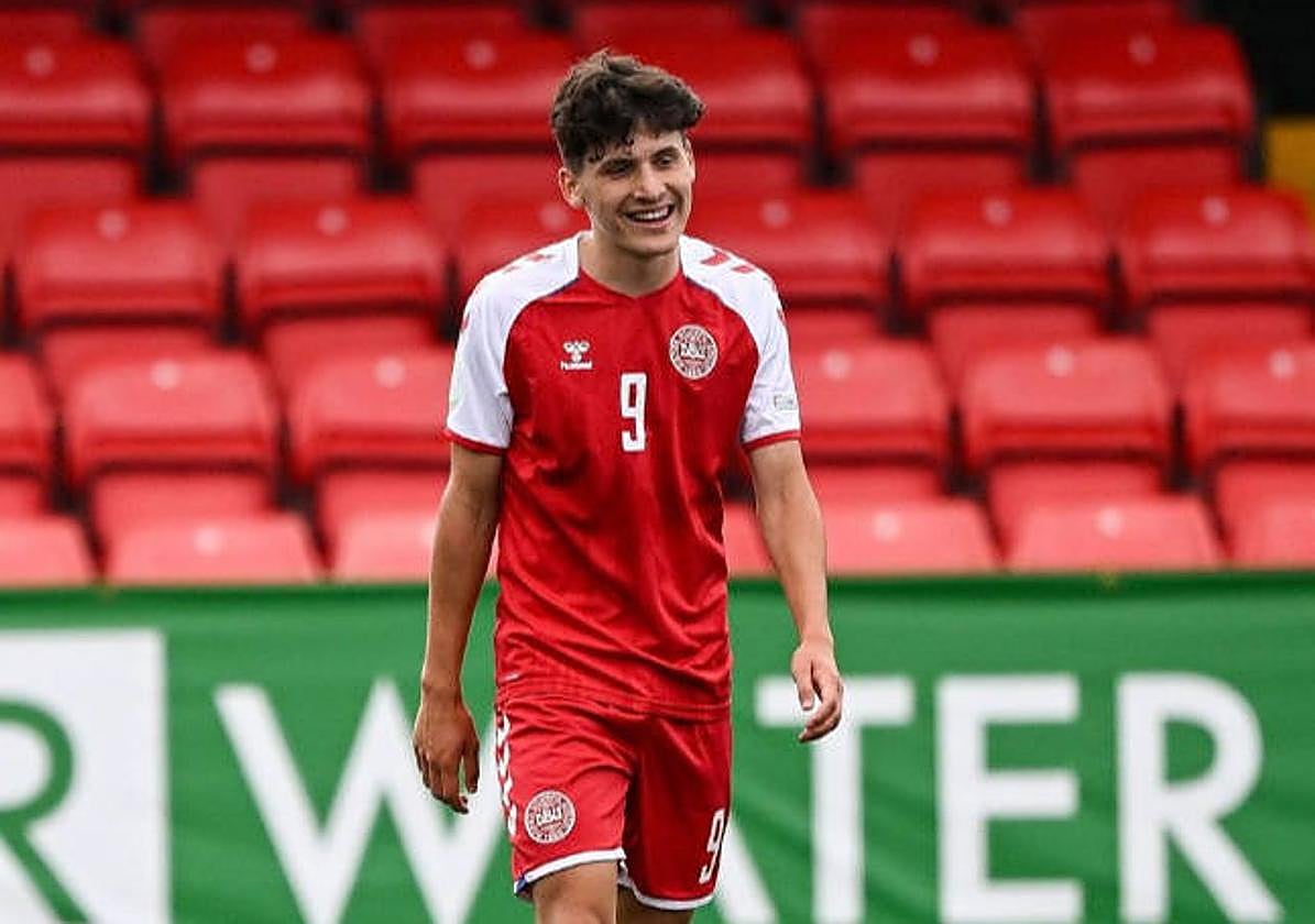 Mikel Gogorza durante el partido entre Dinamarca y España sub-19.