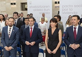 Denis Itxaso, Imanol Pradales, Esther Apraiz y Mikel Torres, en la presentación del pacto social por la vivienda de este miércoles.