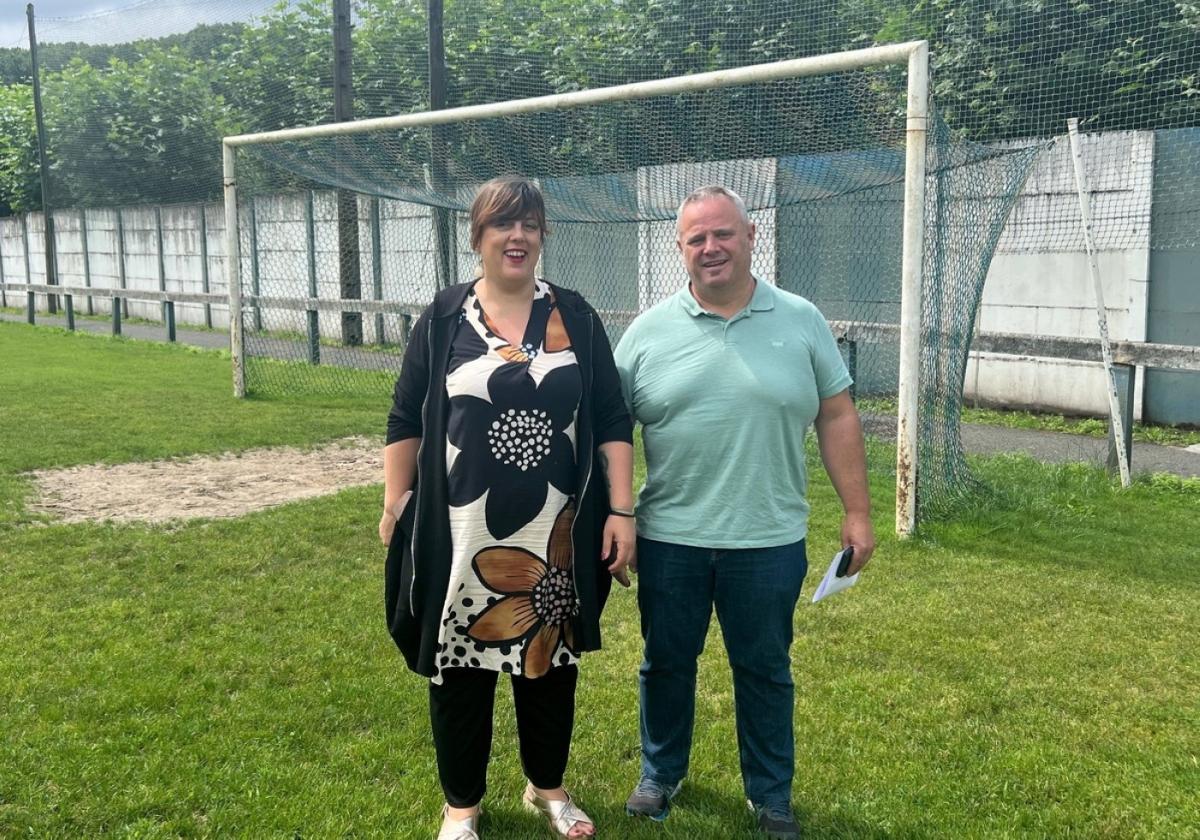 La diputada Goizane Álvarez y el concejal Agustín Lekuona han visitado esta semana el campo de fútbol.