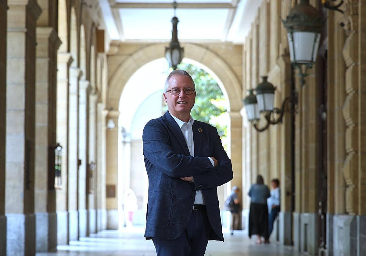 José Ignacio Asensio en los pórticos de la Diputación Foral en la plaza Gipuzkoa de Donostia.