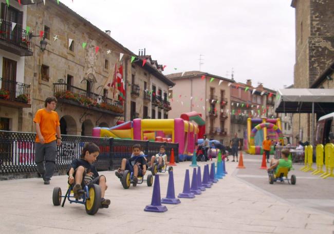 NIños divirtiendose en Antzuola