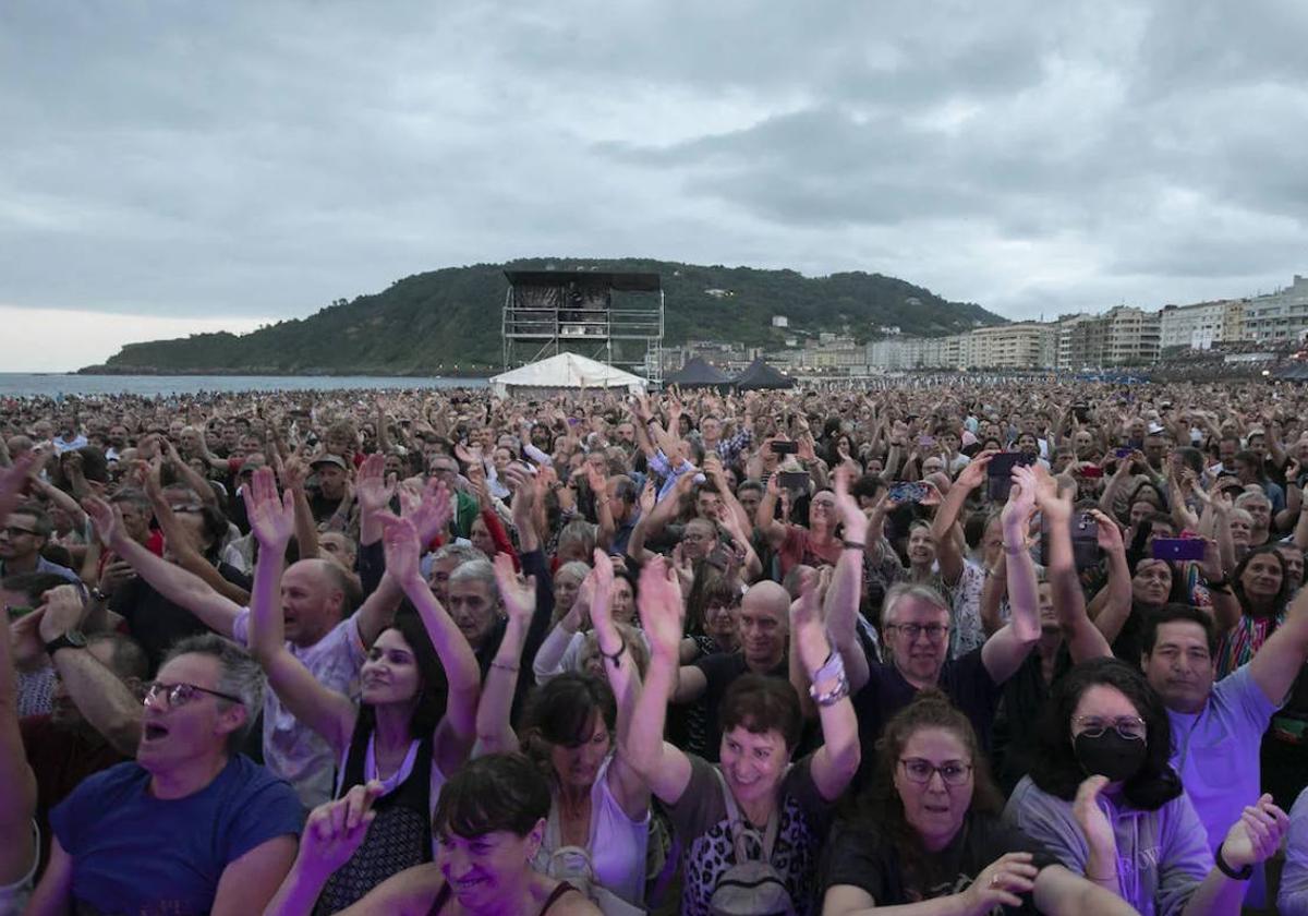 La playa de la Zurriola congrega cada año a miles de espectadores durante el festival.