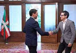 Pradales y Otxandiano se saludan en Ajuria Enea.