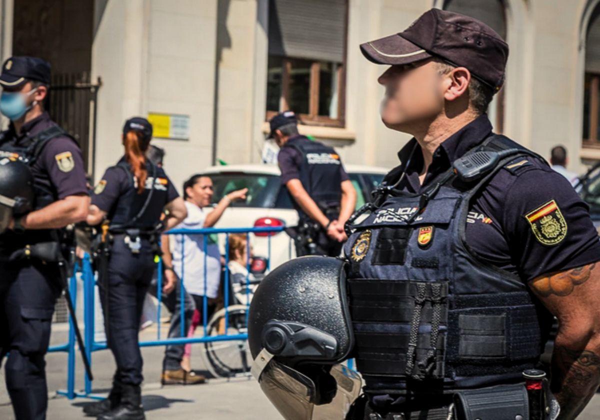 Un grupo de agentes de la Policía Nacional en una calle de Madrid.