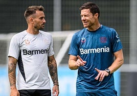 Aleix García y Xabi Alonso en un entrenamiento de pretemporada del Bayer Leverkusen.
