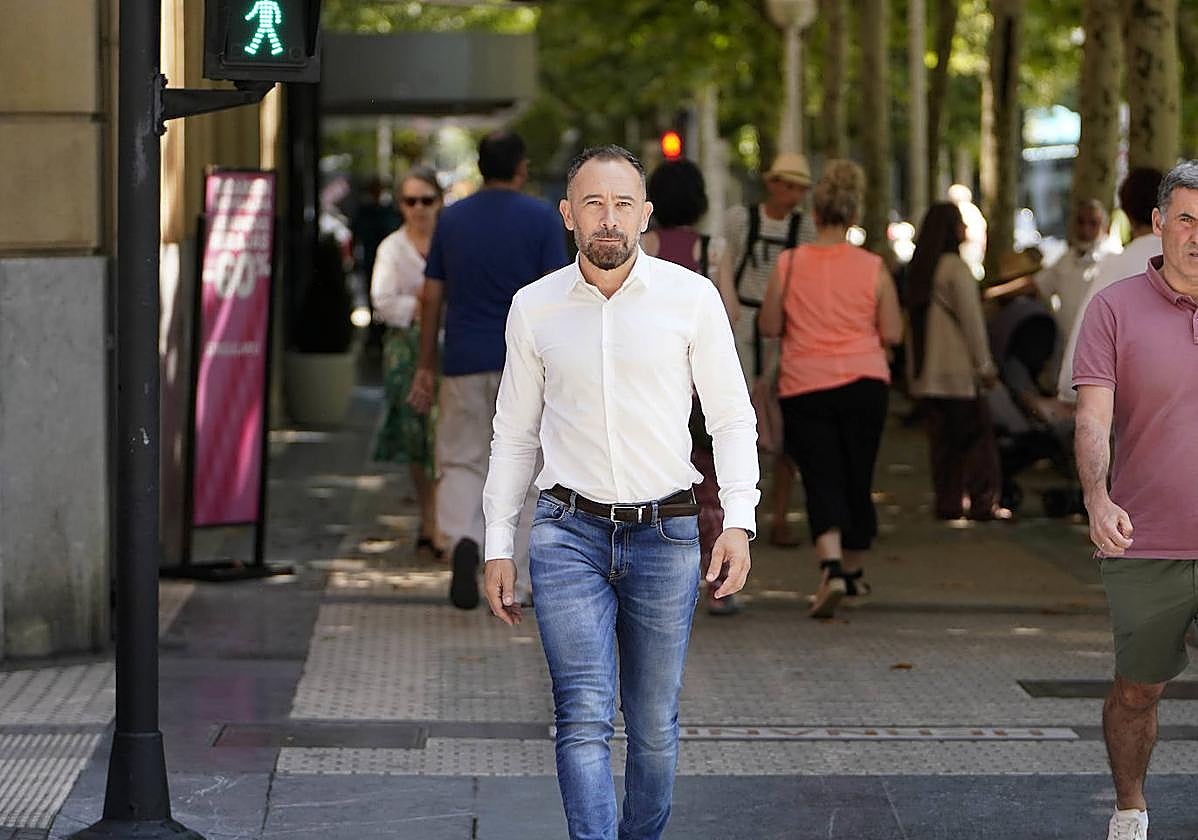 El nuevo consejero de Vivienda y Agenda Urbana, Denis Itxaso, pasea por la Avenida de la Libertad en Donostia.