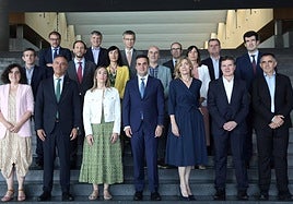 Mikel Jauregui, en el centro, con los responsables de los clústeres.