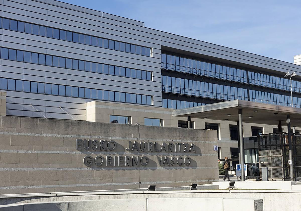 La caída afecta al 70-80% de ordenadores de la administración vasca: «La prioridad es recuperar los puestos en Osakidetza»