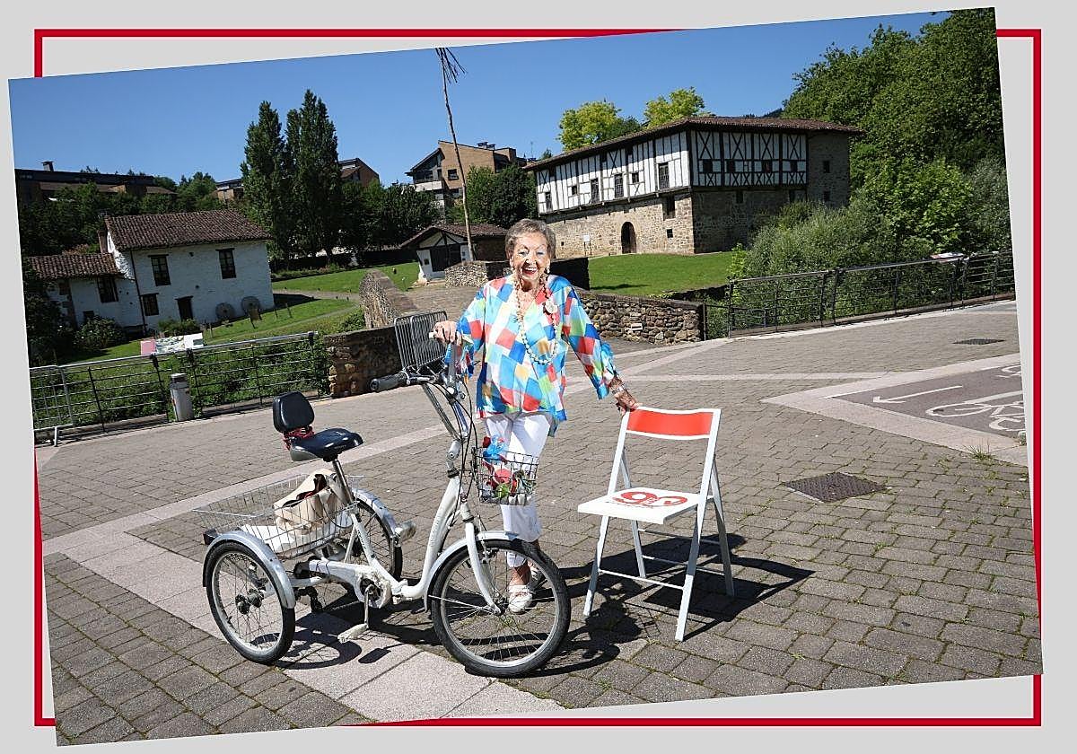 Lore Aldaregia, junto a su inseparable bicicleta, en su 'txoko' favorito de Beasain, el entorno de Igartza.