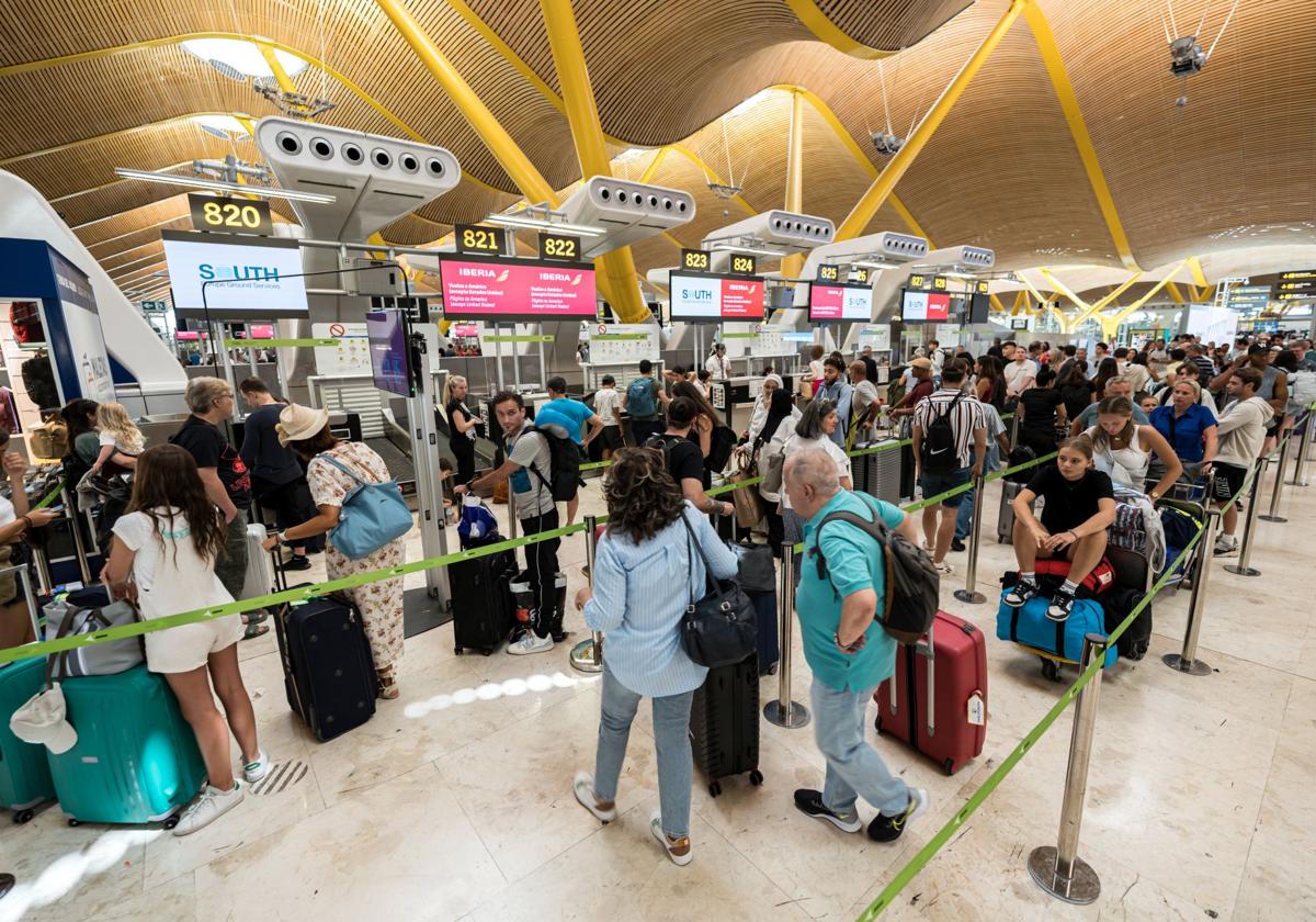 Viajeros afectados por retrasos y cancelaciones en el aeropuerto de Barajas de Madrid.