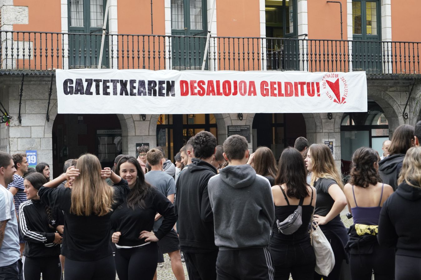 Centenares de personas asisten a «defender» el gaztetxe de Zestoa