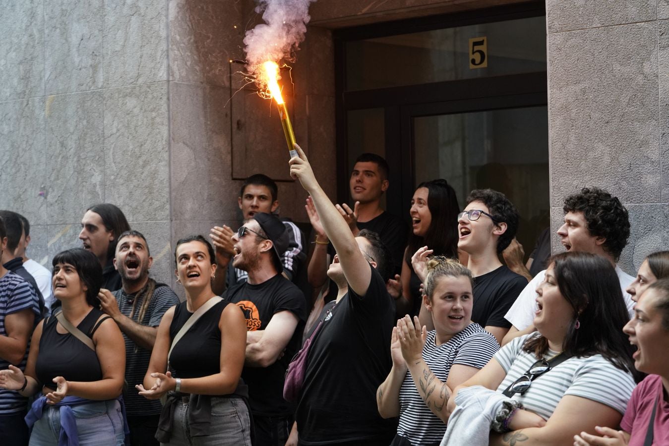 Centenares de personas asisten a «defender» el gaztetxe de Zestoa