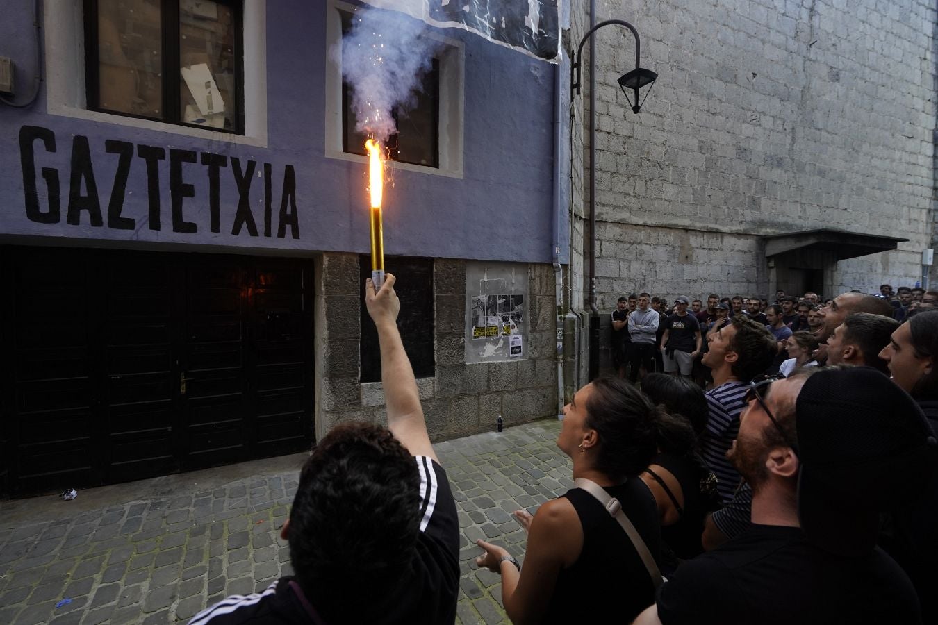 Centenares de personas asisten a «defender» el gaztetxe de Zestoa