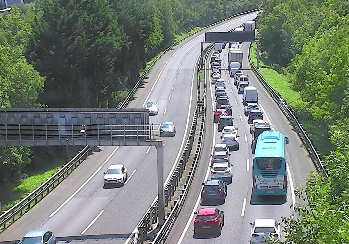 En la AP-8, a la altura de Elgoibar, se han producido más de 7 kilómetros de retenciones esta tarde.