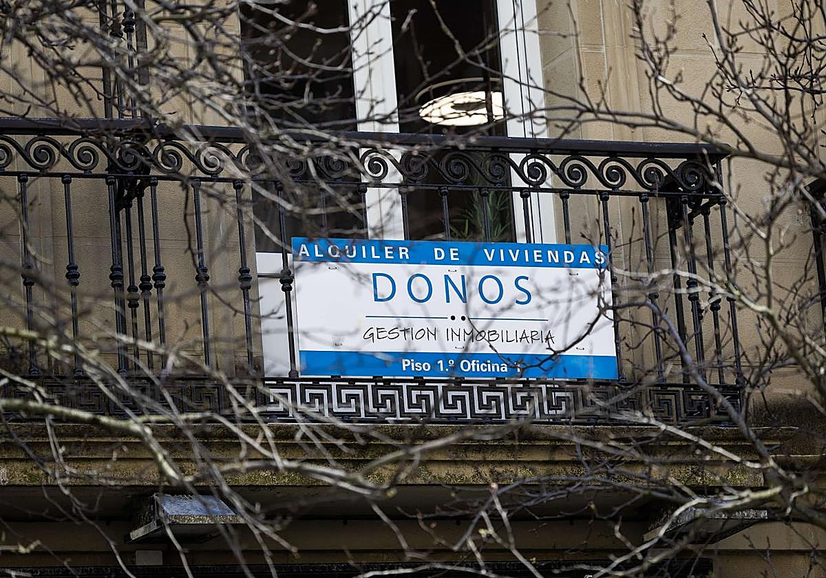 Un cartel anuncia un alquiler en un piso de Donostia.