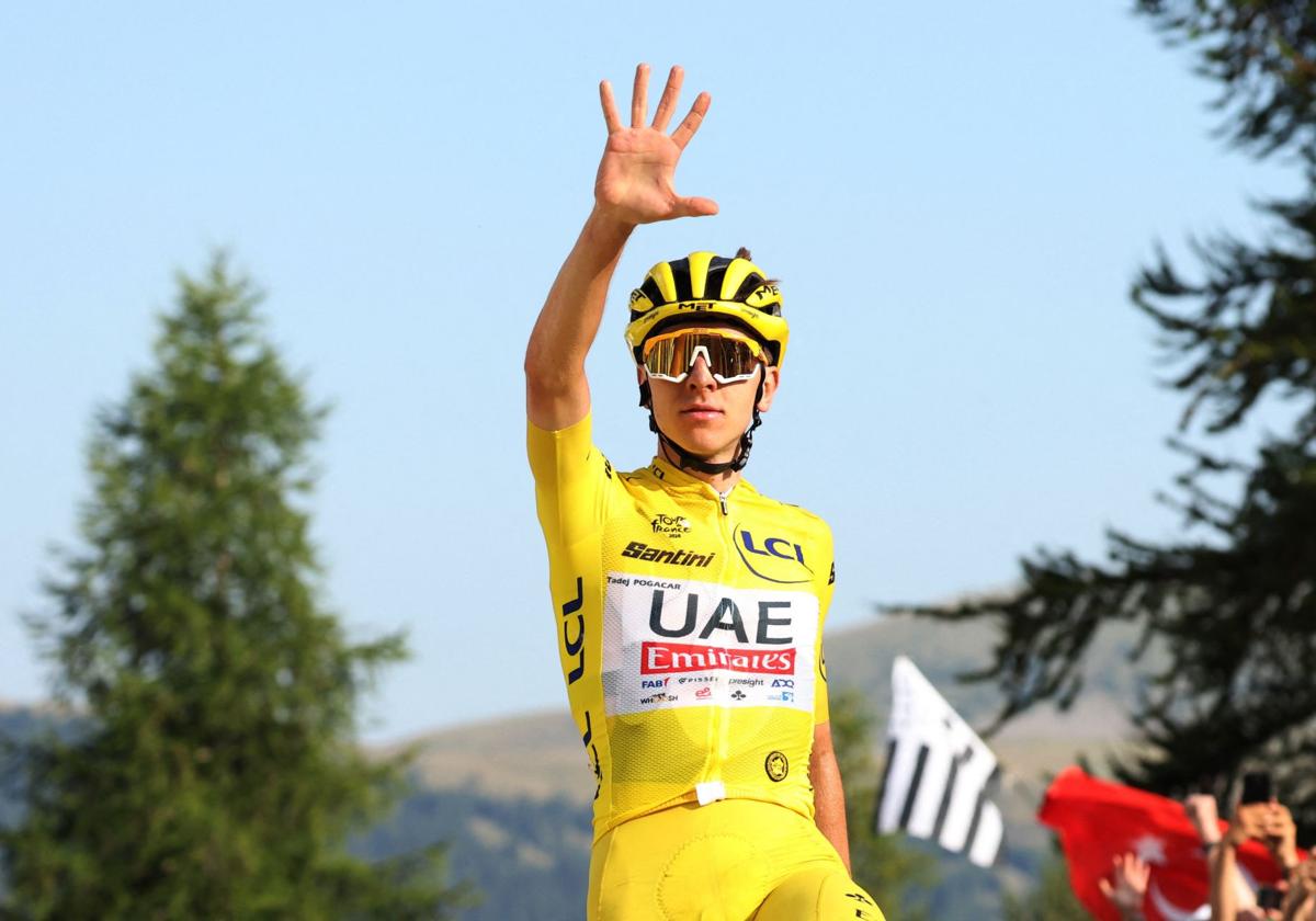 Tadej Pogacar celebra su quinta victoria en el presente Tour de Francia.