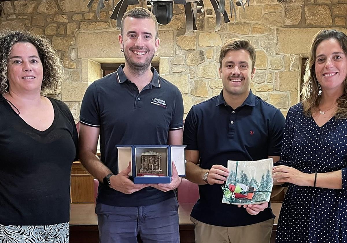 Nil Lamana presidente de los Castellers en el salón de plenos tras recibir un recuerdo de Zarautz.