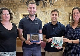 Nil Lamana presidente de los Castellers en el salón de plenos tras recibir un recuerdo de Zarautz.