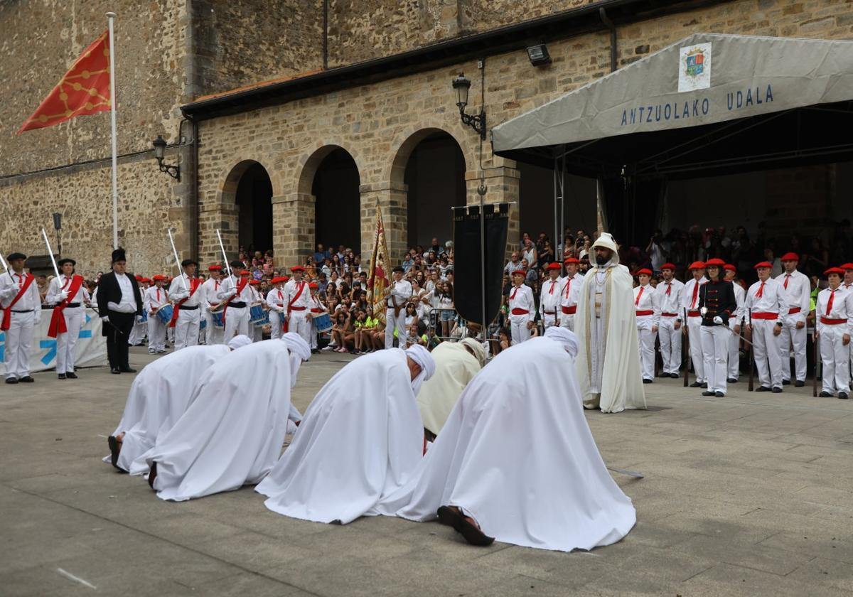 Mairua. Los antzuolarras cumplieron con tradición y se revivió el momento ás eperao con Abderramán III como protagonista.