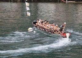 La trainera de Zierbena celebra la victoria en Arousa, la segunda de la temporada.