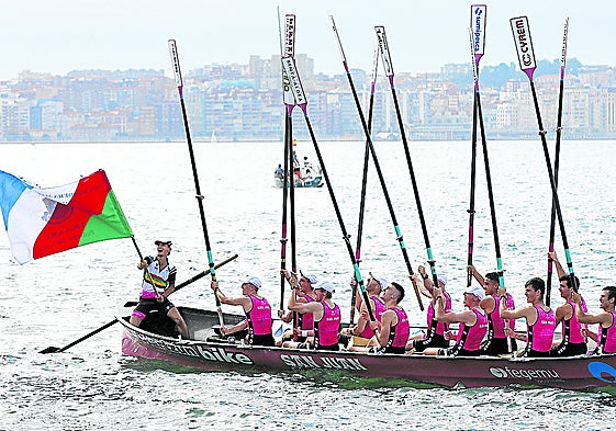 Ander Egaña, patrón de San Juan, ondea la bandera con su tripulación alzando los remos.