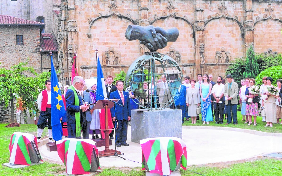 Acto inaugural de la plaza de los hermanamientos con tres placas por descubrir , el 17 de julio de 1999.