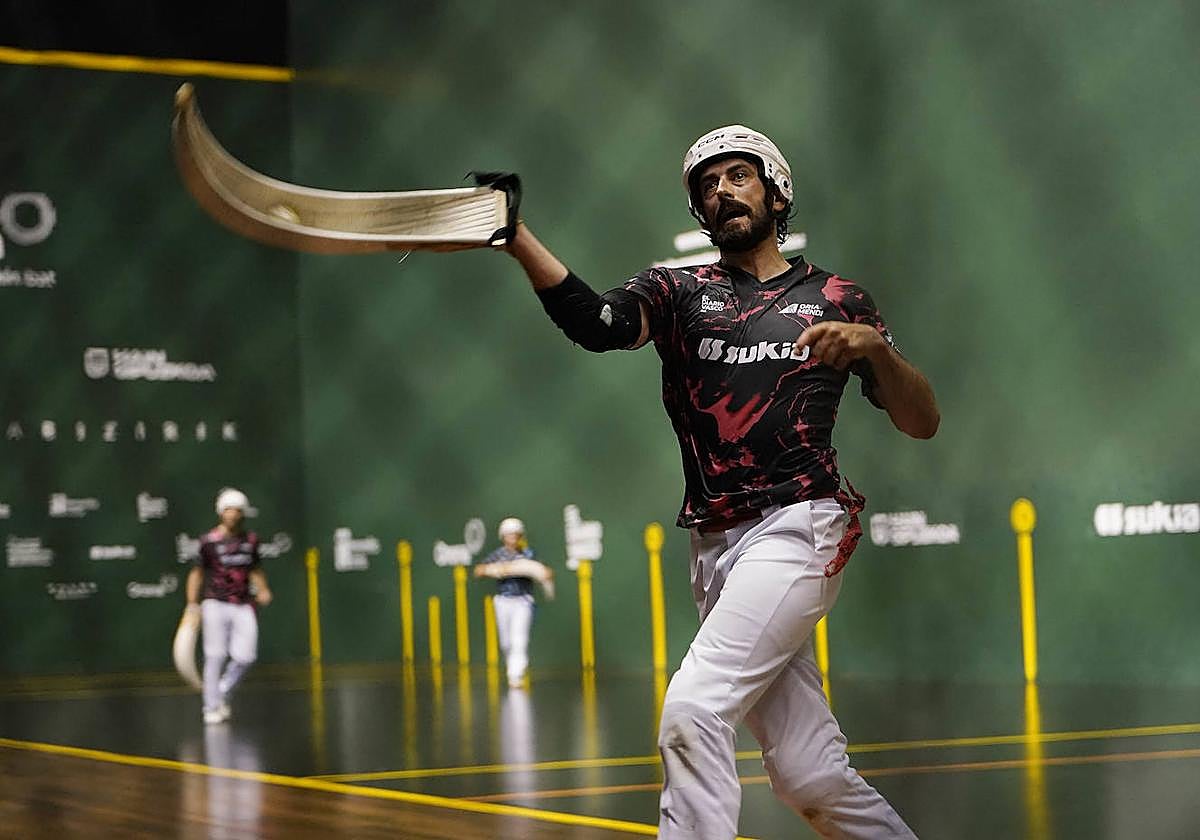 Endika Barrenetxea alcanza una pelota en las tablas de contracancha.