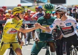 Pogacar y Evenepoel se saludan al finalizar la etapa.