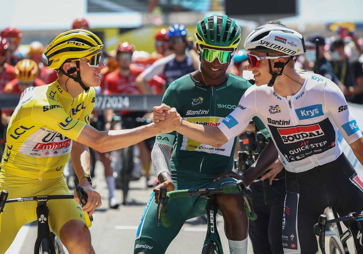 Pogacar y Evenepoel se saludan al finalizar la etapa.