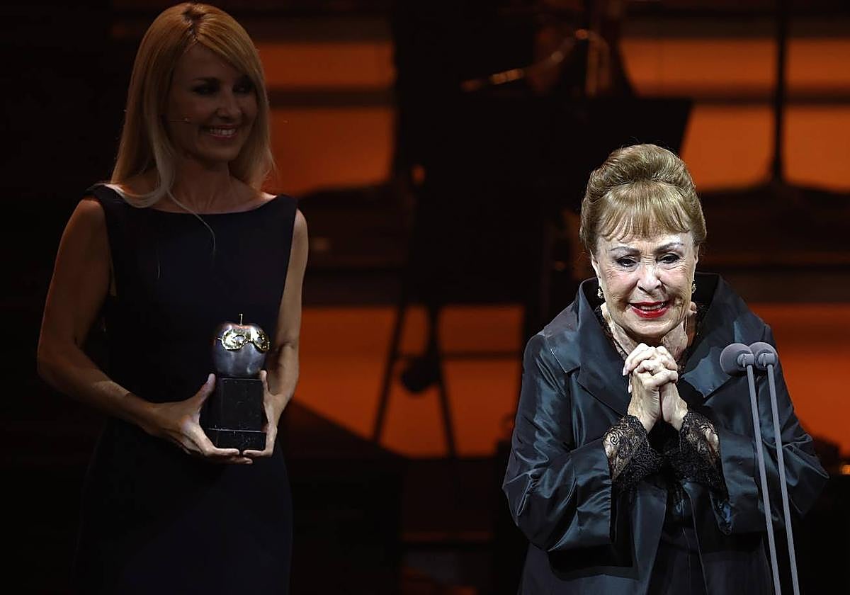 Dama del teatro. La actriz, emocionada, durante la gala de los Max en 2022, donde recibió el premio honorífico de manos de su hija Cayetana.